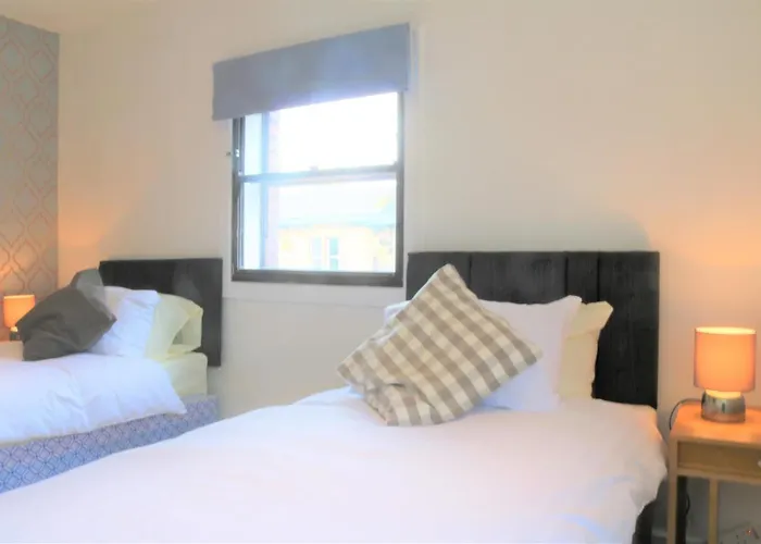 3 Bedroom Centre In Lauriston Place