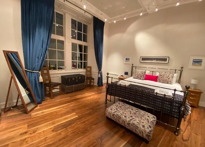 Royal Mile Mansions By Edinburgh