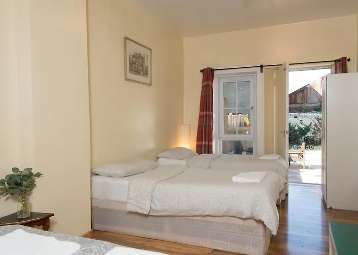 7 Bedroom Townhouse *