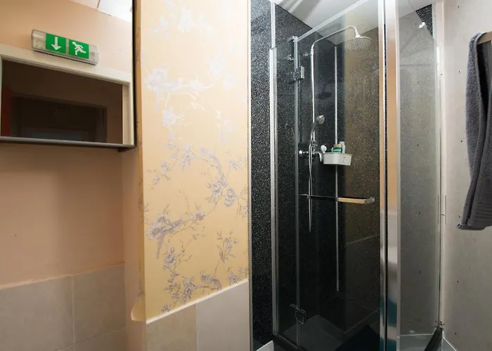 7 Bedroom Townhouse *