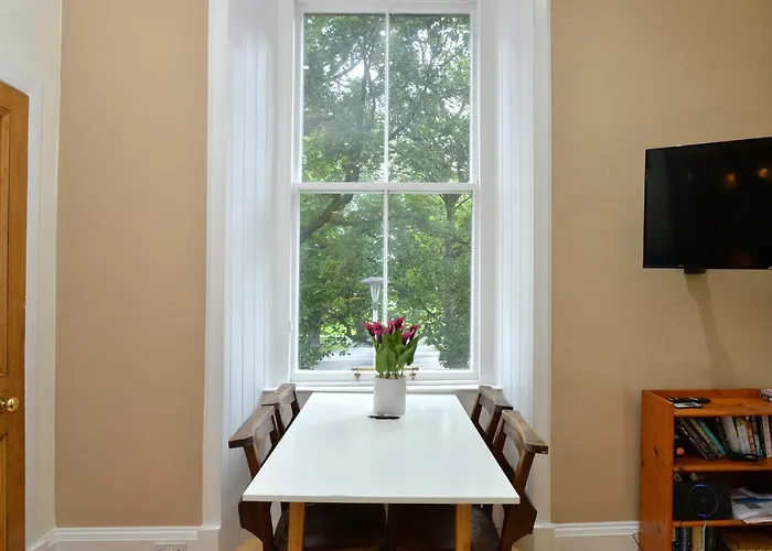 By The Meadows, Close To Centre דירה