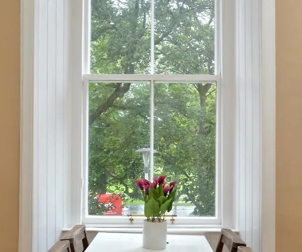 By The Meadows, Close To Centre דירה