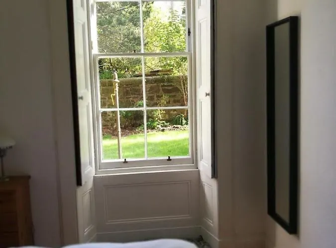Fringe Base With Garden Near The Meadows * Edinburgh