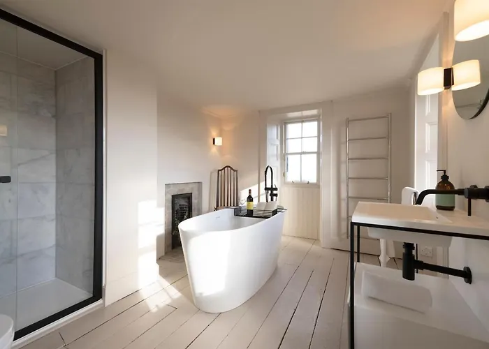 Joivy Observatory House & *