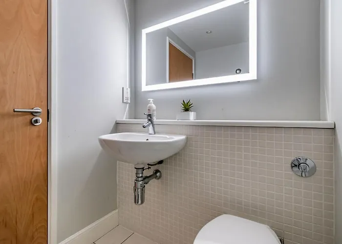 Amazing - Cables Wynd Near The Shore - Free Parking Apartment