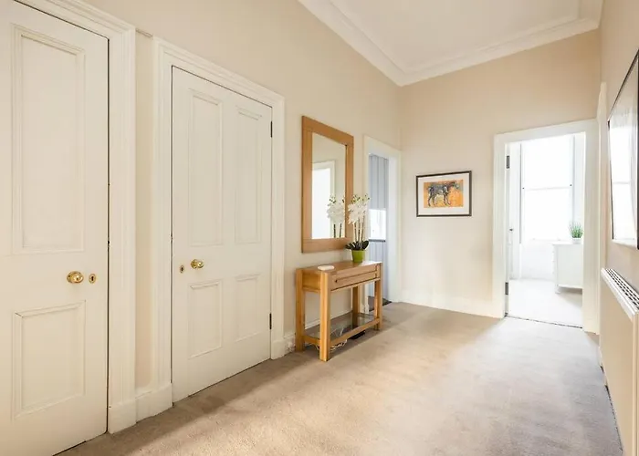 Stunning 3 Bedroom Flat In Bruntsfield *