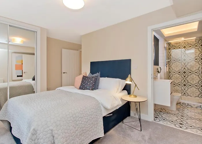 Modern Centre 2 Bedroom 2 Bathroom Apartments, Main Door Ground With Private Parking Apartment Edinburgh