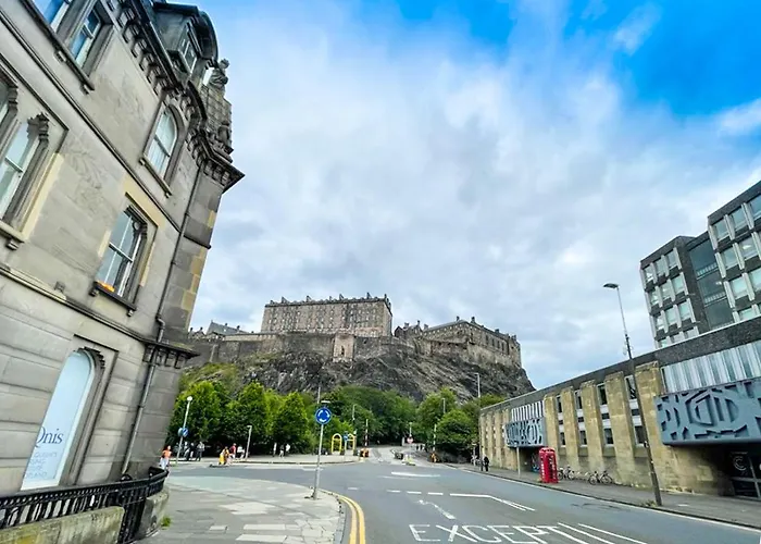 Open Plan 2 Bed Apt, Near Castle *