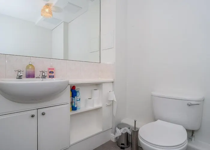 Apartment Modern Renovated 2bed Flat With Free Parking *