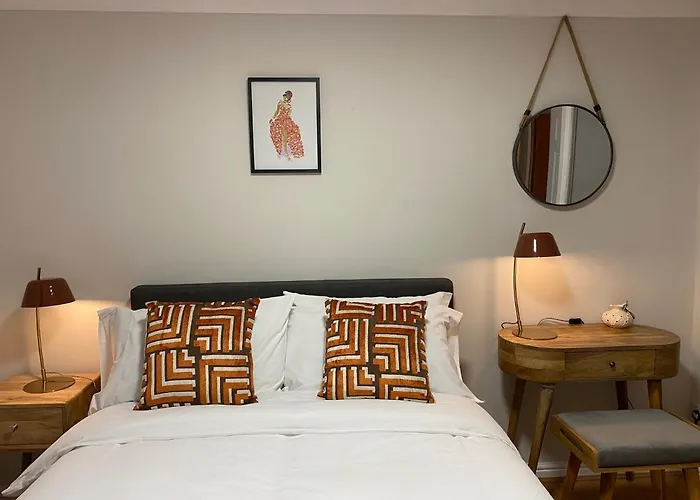 Private Main Door Lovely 2 Bedroom אדינבורו