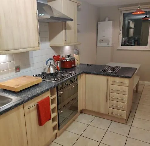 Next To The Palace And Royal Mile With Parking