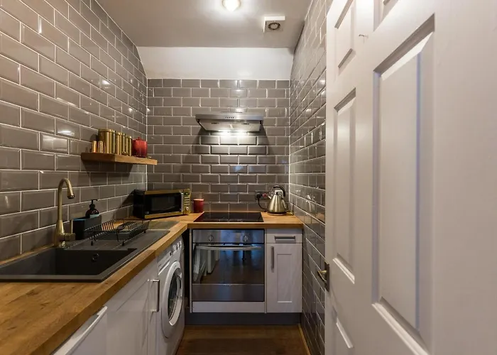 Joivy Contemporary With Free Parking Holiday home