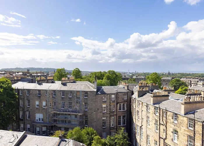 Joivy Beautiful Penthouse With Terrace & Jacuzzi אדינבורו