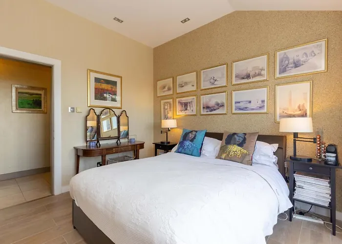 Joivy Beautiful Penthouse With Terrace & Jacuzzi דירה אדינבורו