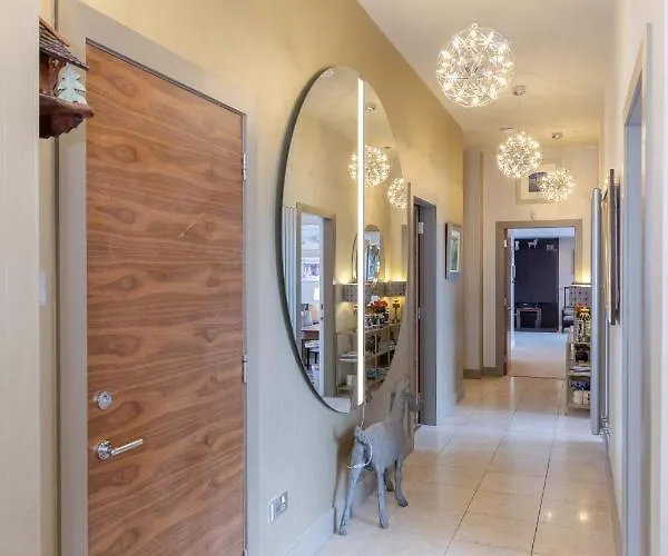 Joivy Beautiful Penthouse With Terrace & Jacuzzi דירה אדינבורו