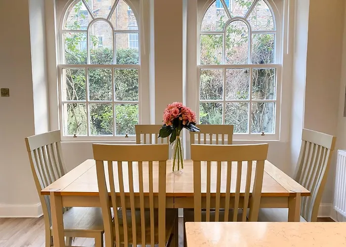 Sophisticated 3br With Garden, Quiet New Town Lane Apartment