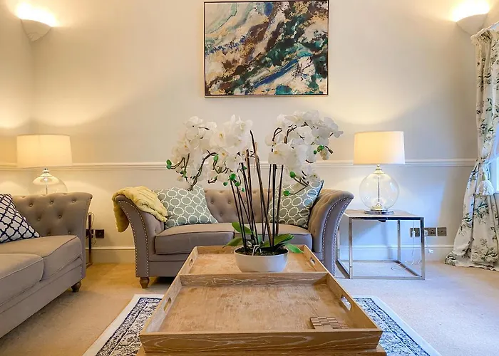 Sophisticated 3br With Garden, Quiet New Town Lane Apartment *