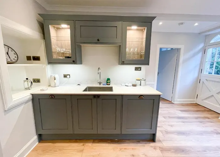 Sophisticated 3br With Garden, Quiet New Town Lane *