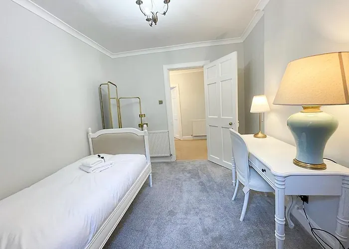 Apartment Sophisticated 3br With Garden, Quiet New Town Lane