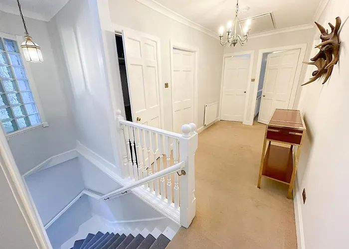 Apartment Sophisticated 3br With Garden, Quiet New Town Lane