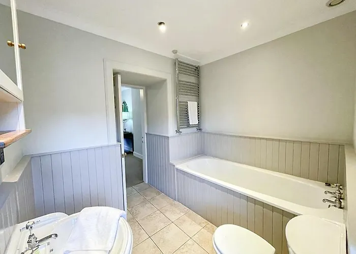 Sophisticated 3br With Garden, Quiet New Town Lane Apartment