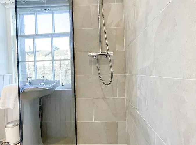 Apartment Sophisticated 3br With Garden, Quiet New Town Lane