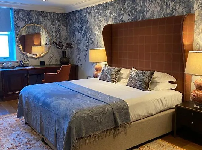 Отель The Raeburn 4*