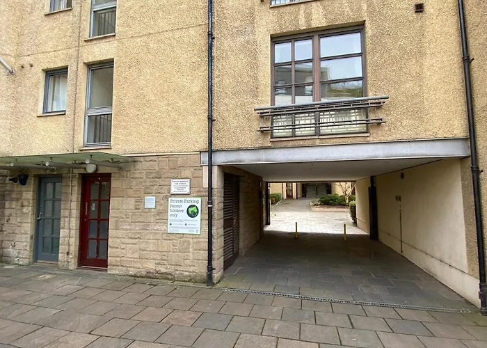 Old Town, Free Parking, Outlander Experience