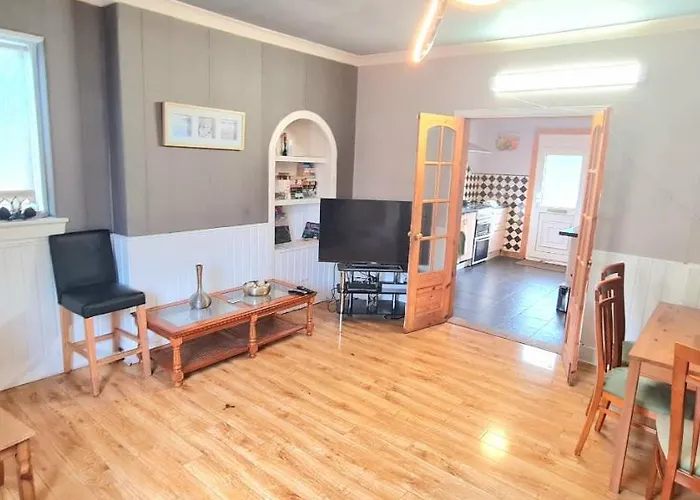 Beautiful 4 Bedroom - Free Parking *
