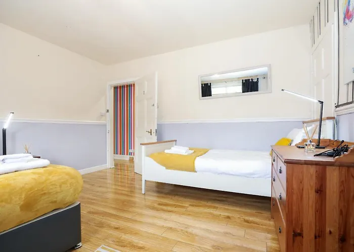 Beautiful 4 Bedroom - Free Parking *