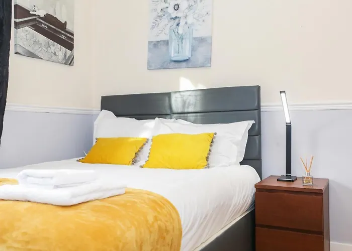 Beautiful 4 Bedroom - Free Parking *