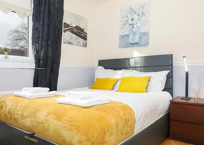 Beautiful 4 Bedroom - Free Parking Сasa de vacaciones *