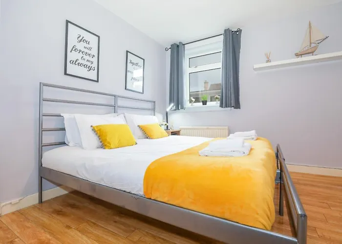 Beautiful 4 Bedroom - Free Parking *