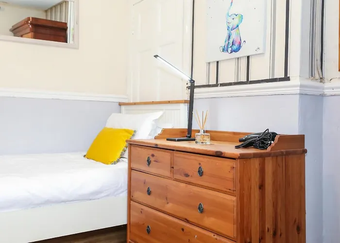 Beautiful 4 Bedroom - Free Parking *