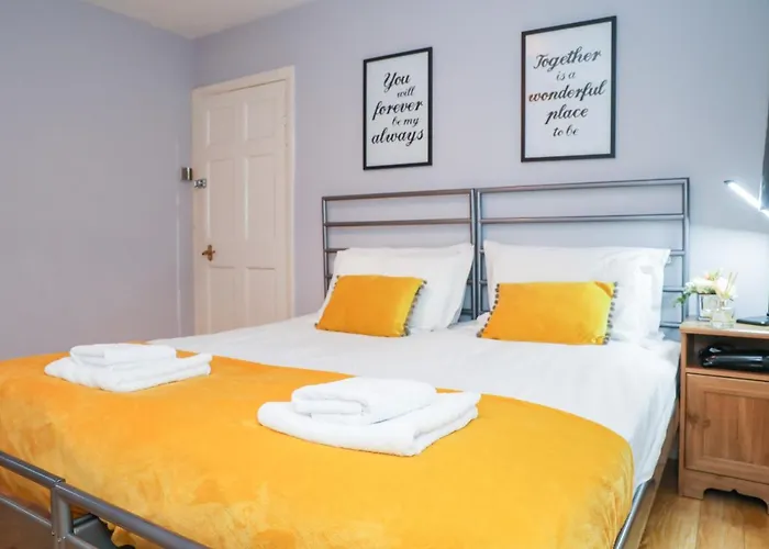 Beautiful 4 Bedroom - Free Parking Сasa de vacaciones *