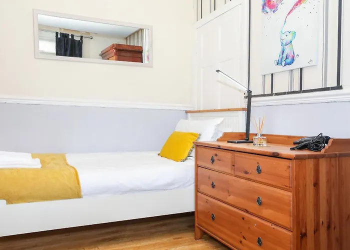 Beautiful 4 Bedroom - Free Parking