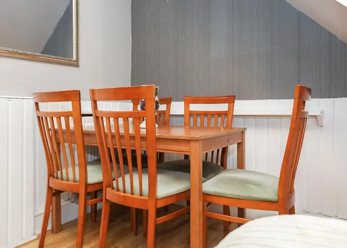 Beautiful 4 Bedroom - Free Parking Сasa de vacaciones