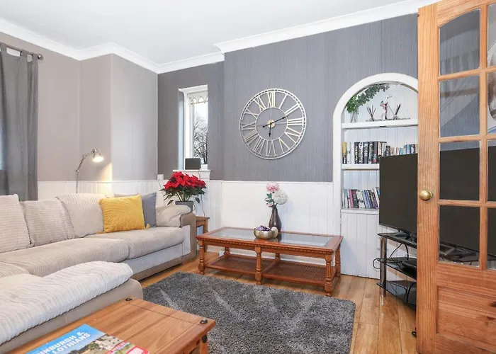 Beautiful 4 Bedroom - Free Parking Сasa de vacaciones