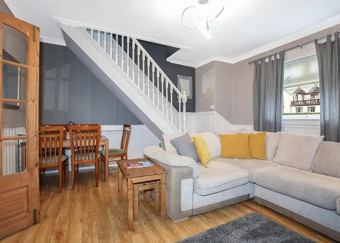 Beautiful 4 Bedroom - Free Parking *