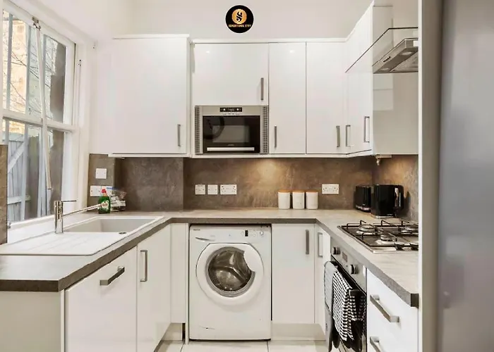 Lovely 4 Bedroom With 7 Beds And Free Parking Apartment *