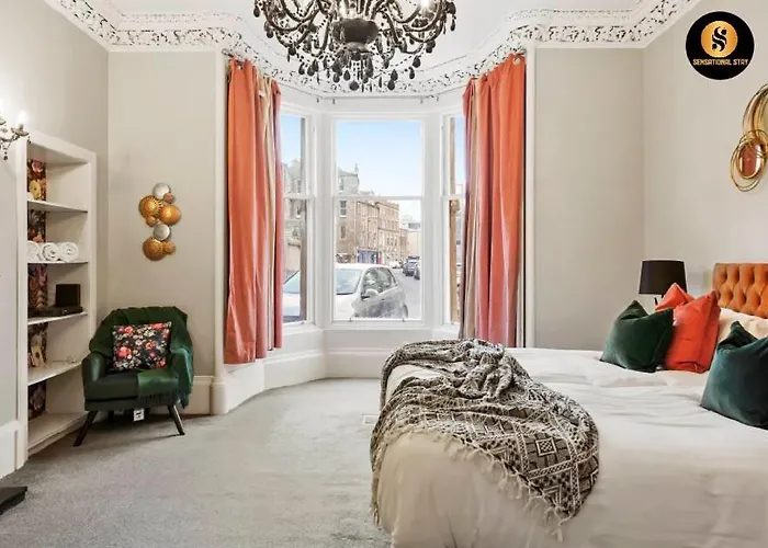 Lovely 4 Bedroom With 7 Beds And Free Parking Apartment *