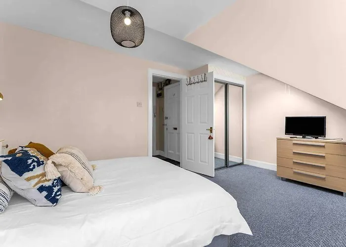 Stylish 1 Bedroom דירה *