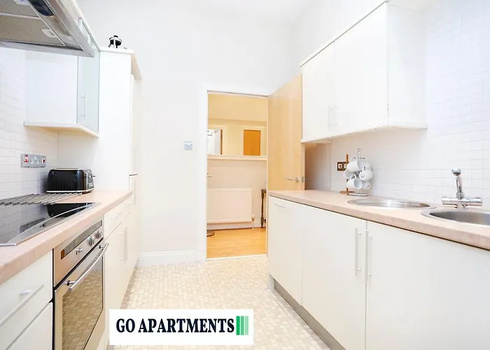 Large 2 Bed Centre - Free Parking *