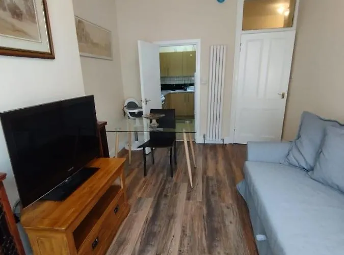 2 Bedrooms Flat Central Edinburgh, Sleeps 6, In The Shadow Of Holyrood Park And Arthur's Seat With Free Parking, Two Bed דירה אדינבורו