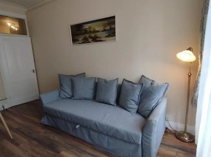 דירה 2 Bedrooms Flat Central Edinburgh, Sleeps 6, In The Shadow Of Holyrood Park And Arthur's Seat With Free Parking, Two Bed אדינבורו