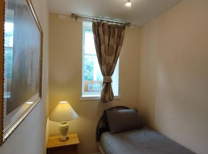2 Bedrooms Flat Central Edinburgh, Sleeps 6, In The Shadow Of Holyrood Park And Arthur's Seat With Free Parking, Two Bed דירה