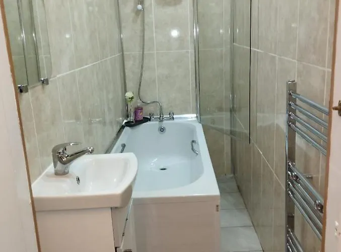 דירה 2 Bedrooms Flat Central Edinburgh, Sleeps 6, In The Shadow Of Holyrood Park And Arthur's Seat With Free Parking, Two Bed אדינבורו