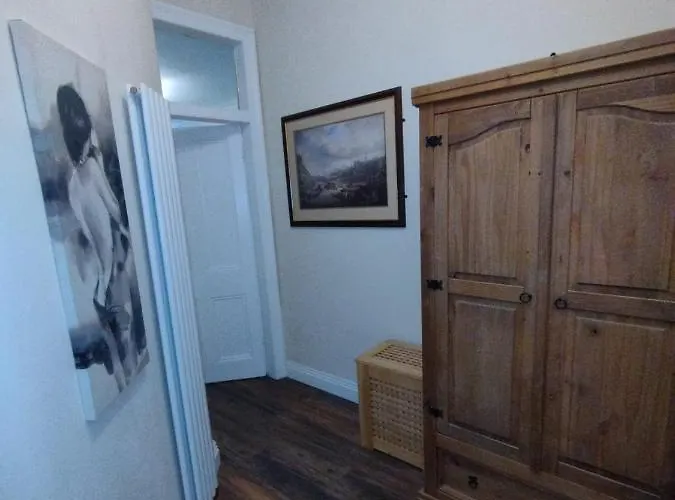 2 Bedrooms Flat Central Edinburgh, Sleeps 6, In The Shadow Of Holyrood Park And Arthur's Seat With Free Parking, Two Bed דירה אדינבורו