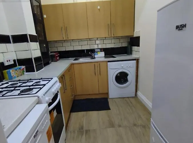 2 Bedrooms Flat Central Edinburgh, Sleeps 6, In The Shadow Of Holyrood Park And Arthur's Seat With Free Parking, Two Bed דירה