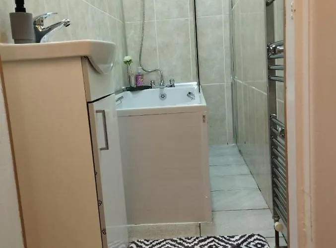 דירה 2 Bedrooms Flat Central Edinburgh, Sleeps 6, In The Shadow Of Holyrood Park And Arthur's Seat With Free Parking, Two Bed